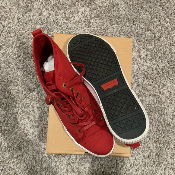 Levi, Men’s Size 13, Red and white Mural Canvas - Picture 3 of 3